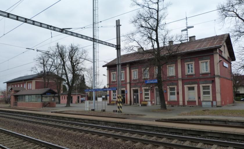 dostala své jméno u příležitosti 80.narozenin básníka Petra Bezruče, který Jistebník navštívil v roce 1947), kde je také nádraží, jsme se posilnili v restauraci U Matěje.