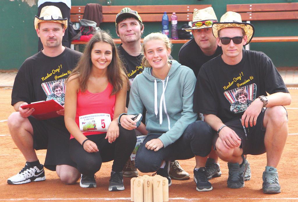 Před zraky asi stovky hlasitě povzbuzujících diváků je nevyvedlo z klidu ani zaváhání Pepy Černého v úvodu 3. sady.