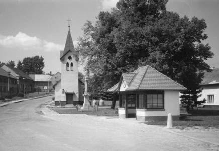 cz také v tomto roce plynofikována, což přispělo ke zlepšení životního prostředí. V r. 1992 předala obec prodejnu se smíšeným zbožím do soukromých rukou manželům Kučerovým, kteří tuto činnost od r.