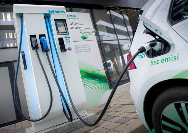 Kompaktní výkonná nabíječka stejnosměrný proud 50 kw DC nabíjecí výkon Kompaktní výkonná nabíječka stejnosměrný proud Vlastnosti Výhody Elektromobily se mohou nabíjet až 50 kw.