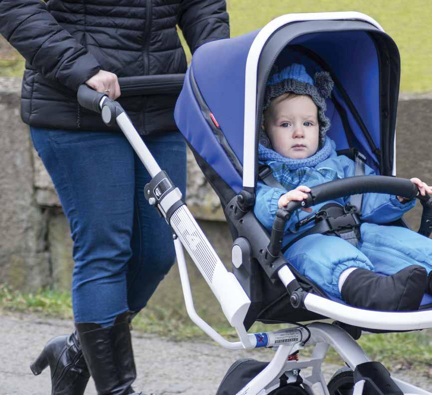 Vyber si barvu gento blue capri (683) gento pink (682) gento dark blue (681) Základní vlastnosti použitelné do 15 kg hmotnost pouhých 3,8 kg ergonomické polohování pevný nánožník snadné uchycení na
