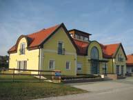 plyn a kanalizácia v dosahu, na príjazdovej ceste cca 150 m k pozemku. Tiché privátne prostredie, na pozemku i v okolí veľa vzrastlých stromov a zelene, s výhľadom na Dunaj, Rakúsko a lesy.
