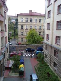 Kompletné zariadenie: kuchyňa, spálňa, sedačka, vstav. skrine v cene (10 000 ). Garáž. státie 12 000.