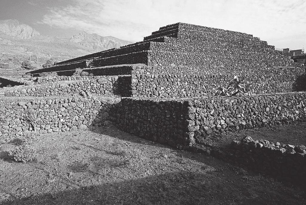 K čemu pyramidy sloužily? Eduard Ingriš, zopakoval tiše a zdálo se, že loví v paměti.