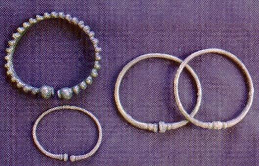 Nákrčníky/ Neckrings (na Moravě 28