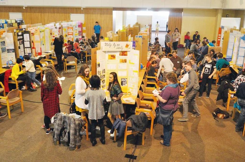 Studenti v 3 5členných skupinkách soutěžili v teoretických úlohách na