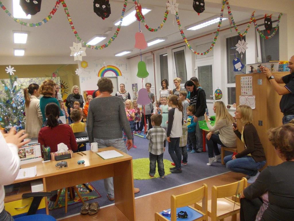 Naše děti se zúčastnily rozsvícení vánočního stromečku, společně s námi vystupovali i jejich starší kamarádi ze školy.