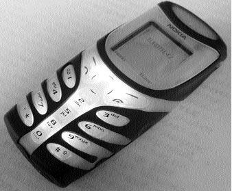 Díky novým funkcím už vůbec nejde o telefon na periferii funkční nabídky, ale o slušně vybavený telefon disponující i barevným displejem.
