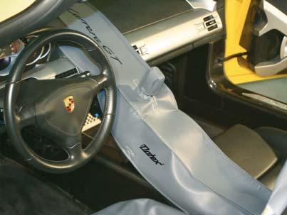 Velikost: 108 x 60 cm ** Obj. č. DATEX: D-P GT-02 Ochrana středové konzoly pro Carrera GT Optimální ochrana středové konzoly prostorným jednodílným potahem.
