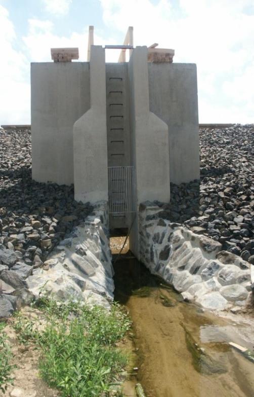 Rybniční stoka profil a opevnění Koryto v prostoru zátopy slouží k odvedení vody při vypuštěném stavu a k odvedení vody během vypouštění nádrže, není proto nutno jej dimenzovat na nějaký konkrétní