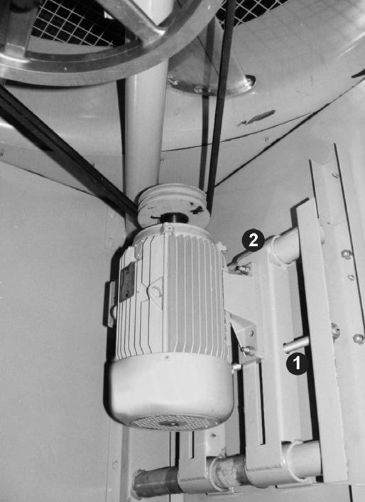 Pracovní postupy údržby Obrázek 14: Pohyblivá základna elektromotoru 1. Seřizovací šroub pohyblivé základny elektromotoru 2. Pohyblivá základna elektromotoru. Očistěte usazeniny z kombinovaných krytů sání vzduchu a eliminátorů úletu pomocí proudu vysokotlaké vody a namontujte je zpět.