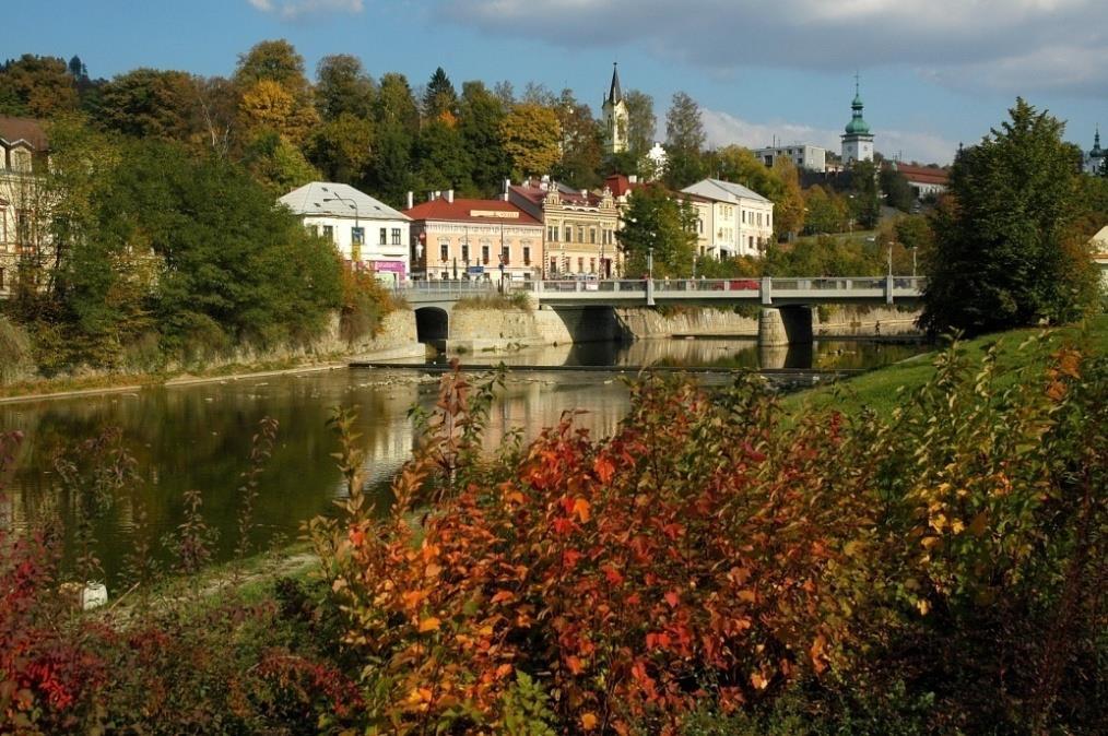 Geografická poloha Vsetína Město Vsetín se nachází na Východní Moravě na úpatí Vsetínských Beskyd a Javorníků.