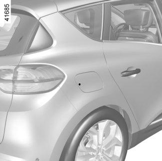 PALIVOVÁ NÁDRŽ (1/3) Modely s naftovým motorom Používajte výlučne naftu v súlade s označením na štítku umiestnenom na vnútornej strane krytu palivovej nádrže 1.