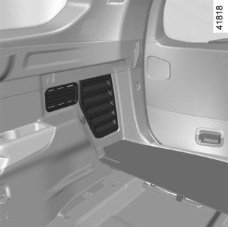 Osobitosť Vozidlá vybavené systémom Hybrid Assist : ak sa systém nachádza vo vozidle dbajte na to, aby ste nezakrývali vetrací otvor 7 (pozrite si informácie o systéme