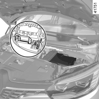12 V AKUMULÁTOR: riešenie problémov (2/2) Štartovanie motora pomocou akumulátora iného vozidla Ak na naštartovanie chcete použiť akumulátor iného vozidla, zaobstarajte si v značkovom servise pomocné