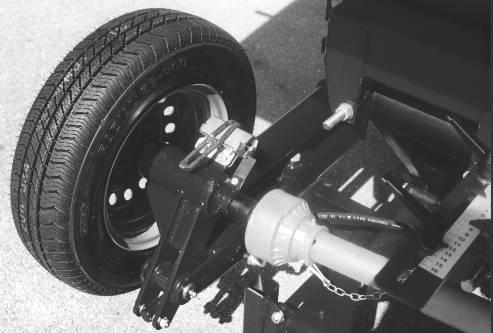 17 Doplňková výbava 17.1 Mechanické počítadlo ošetřené plochy Před zahájením rozmetání vždy vynulujte počítadlo Ochranné kryty mohou být sundány pouze pro zjištění a vynulování počítadla (fig. 38).