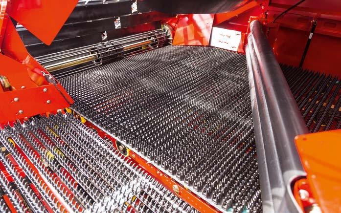 Přes minimální přepadové stupně je produkt šetrně předáván z. na 2. prosévací pás.