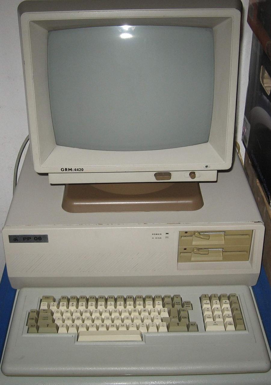 Obrázok 12. Na obrázku je 16 bitový personálny počítač PP 06, kompatibilný s IBM PC. Vyrábal sa aj v prevedení PP 06.