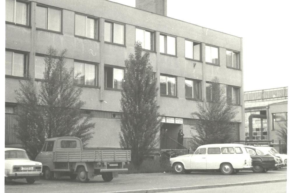 laboratórnej vzorky procesora k fungujúcemu riadiacemu počítaču, schopného sériovej výroby je veľmi dlhá cesta. 2. Vznik VVS TO Žilina Preto sa vedenie UTK SAV v r.