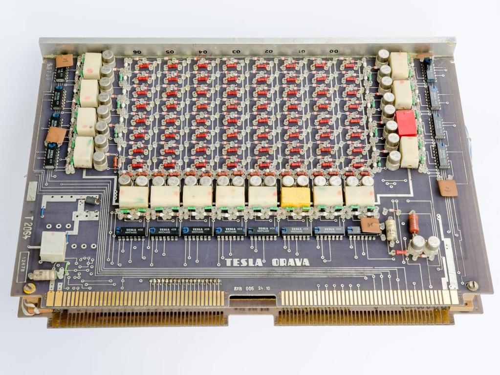 Obr. 2. Základom inovovaných stolových aj stojanových verzií feritovej operačnej pamäti počítačov RPP 16 M aj RPP 16 S bol planárny pamäťový blok 4K18 (na obr.