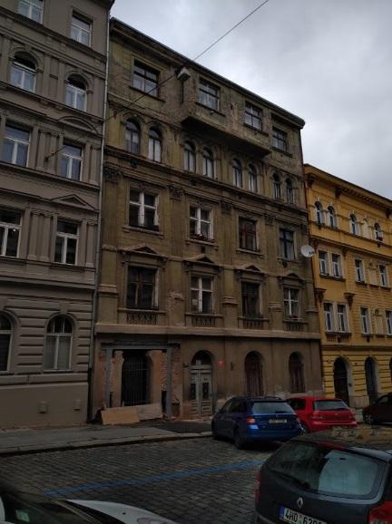 Holešovice, Praha 7 založena veřejná podpora "de minimis" výměna dřevěných špaletových oken a dveří za jejich repliky do uličních fasád U Smaltovny a Veletržní - 1.