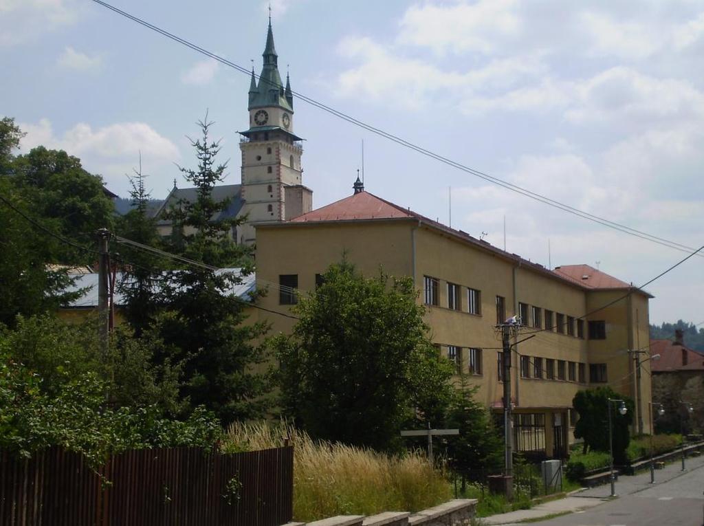 Budova školy Dielne praktického vyučovania sú stavebne pripojené k budove školy. Majú adekvátne vybavenie pre zabezpečenie odborných činností v rámci odborného výcviku.
