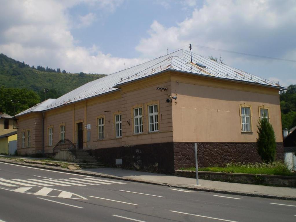 V samostatných priestoroch pracoviska odborného výcviku sú zriadené maliarske a kuchárske dielne.