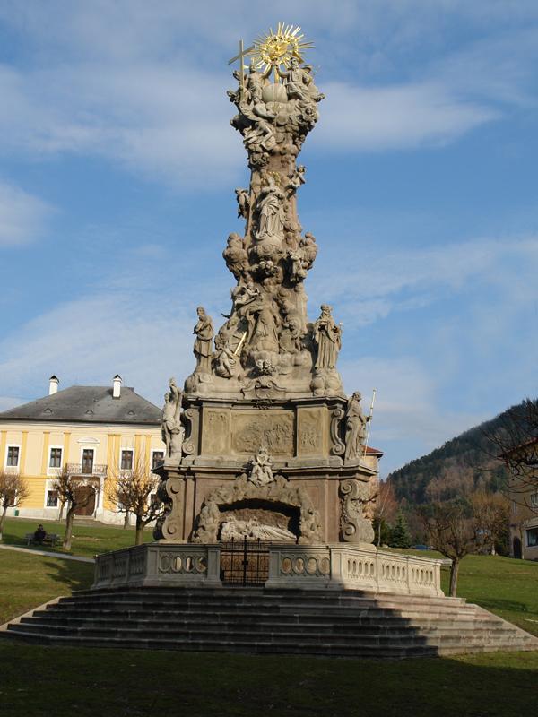 2. Všeobecná charakteristika školy a školského internátu Škola sa nachádza v malebnom údolí Kremnických vrchov, ktoré obklopujú mesto Kremnica známe svojou bohatou históriou.