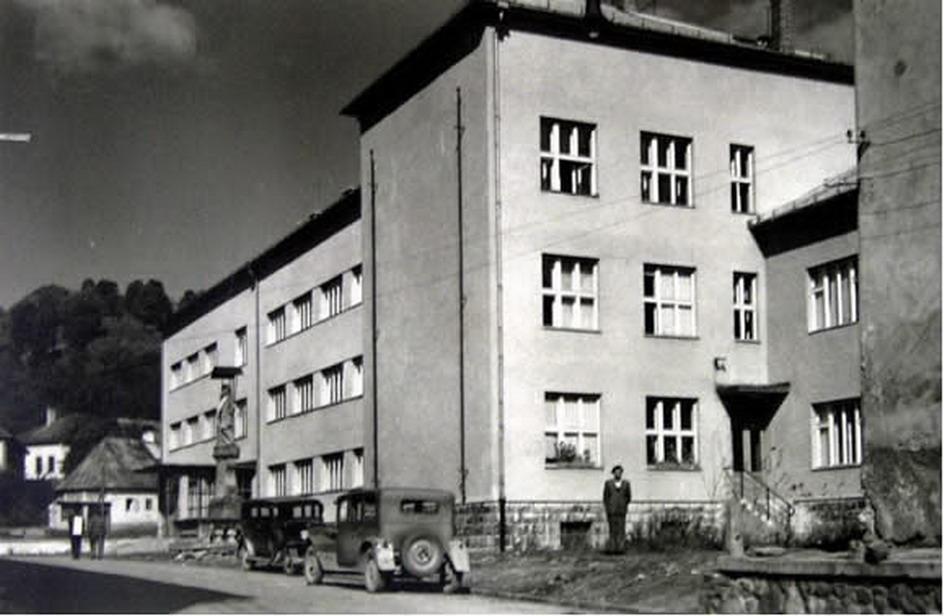Zrekonštruovaná budova školy (1950) 30. apríla 1972 udelil prezident republiky Učňovskej škole pre mládeţ s chybami sluchu v Kremnici Vyznamenanie za zásluhy o výstavbu pri príleţitosti 50.