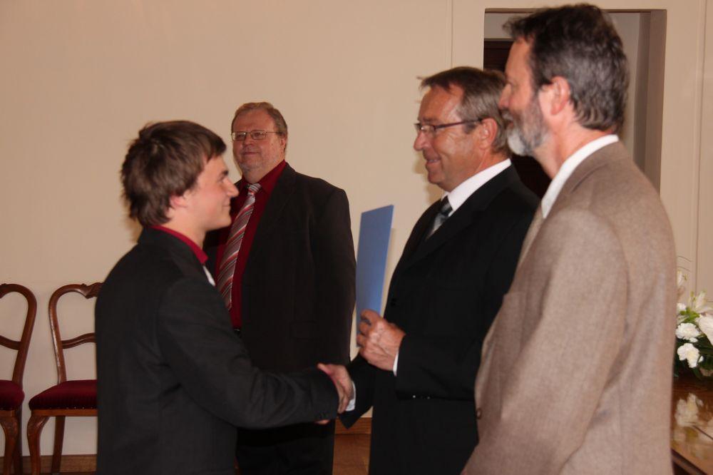 předává ředitel školy Bc.Jan Šindelář a třídní učitel Mgr.