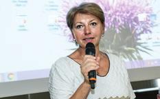 KONFERENCE ČLK Svaz měst a obcí varuje Zastupuji zde Svaz měst a obcí ČR, jsem členkou jeho předsednictva. Léta jsem pracovala ve zdravotnictví a nyní zastávám 12 let pozici starostky města Smečno.