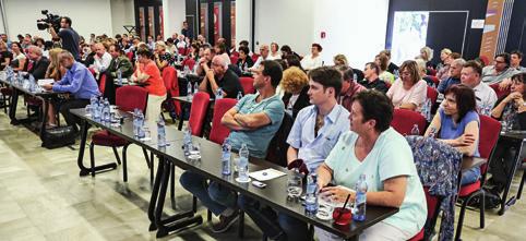 KONFERENCE ČLK Pracující lékaři stárnou Do 50 let Nad 60 let 1995 10,5 % 2000 67,0 % 11,5 % 2005 14,1 % 2010 52,5 % 18,5 % 2013 48,0 % 22,7 % Dnes prakticky každý čtvrtý pracující lékař je již starší