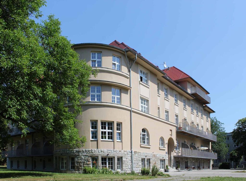 Úvodní slovo ředitele Základní údaje o Vile Vančurova o.p.s. Vážené dámy a pánové, po roce se opět setkáváme zde, na stránkách Výroční zprávy nestátní neziskové organizace Vila Vančurova o.p.s. V uplynulém roce se událo mnoho událostí, ušli jsme kus cesty a to díky obětavé práci všech zaměstnanců a veřejné podpoře, která se nám dostala.