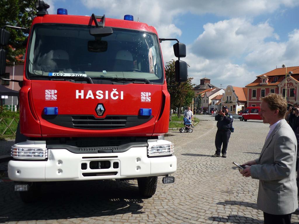 spolupráce města sociálních služeb na Dobříšsku s poskytovateli sociálních Obrázek 2: a návazných služeb, uživateli setkání skupiny senioři a širokou