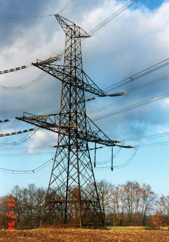 1 Zaměření výroby Jak již bylo zmíněno v předchozím odstavci, společnost se zabývá kusovou a malosériovou výrobou silnoproudé elektrotechniky, vývody generátorů elektráren a ocelových konstrukcí.