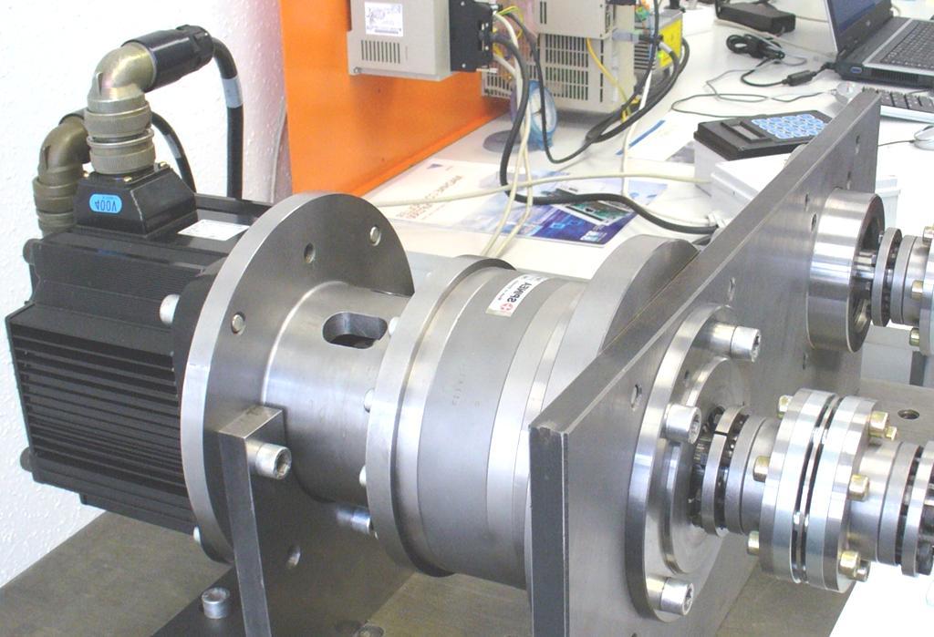 v konfiguraci konstantního převodu do pomala (i = 33) na dynamickém standu elektronické vačky se servomotorem Yaskawa SGMGH-30D (2,9 kw). Obr.7.1 Reduktor SPINEA TS 170 7.