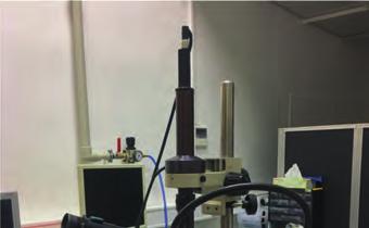 Povrch grafenu je navíc hladký nanočástice, které jsme chtěli uvést do pohybu, tak nemusely překonávat žádné náročné překážky, vysvětluje Petr Kovaříček, který projekt pod Martinem Kalbáčem přímo