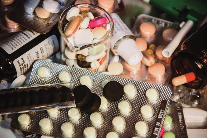 5 Hormonální látky kolem nás zatímco antimikrobiální chemoterapeutika jsou uměle syntetizována (např. penicilin či amoxicilin jsou antibiotika, zatímco ofloxacin či furantoin jsou chemoterapeutika).