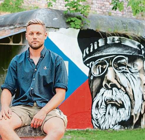 32 15. června 2018 Česká republika Spreje afasádní barvy. Itak lze Nevšední připomínku 100. výročí založení republiky vytvořil výtvarník Dalibor Vybíral. Na stěnu krytu z50. let nasprejoval hlavu T.