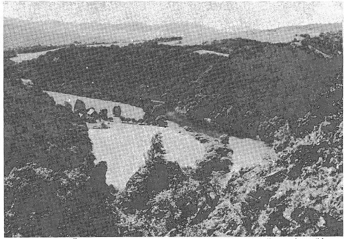 ostrohu Čertovy skály je 361 m n. m., tzn., že relativní výška od hladiny Berounky /246 m n. m./ je kolem 110 m /odečteno podle mapy 1:10 000/.