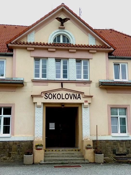 Všesokolského sletu, doporučujeme navštívit webové stránky https://slet.sokol.eu/, které obsahují podrobné informace o všech důležitých momentech sletového roku, od sletové štafety, přes regionální akce a župní slety po události hlavního sletového týdne.