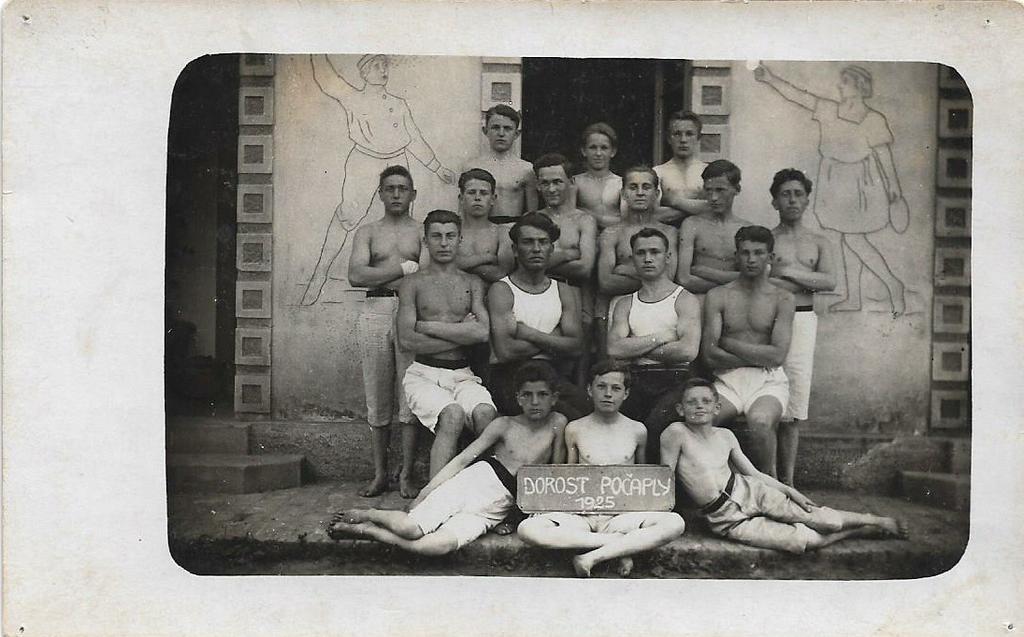 VI. Všesokolský slet v roce 1912 Celkem 13 cvičících, 10 mužů v kroji a 3 ženy. Kronika: Přihlášeno 13 členů na 4 dny s příjezdem 28.VI.k 9.hod.dop.na nádraží cís. Frant. Josefa (Wilsonovo).