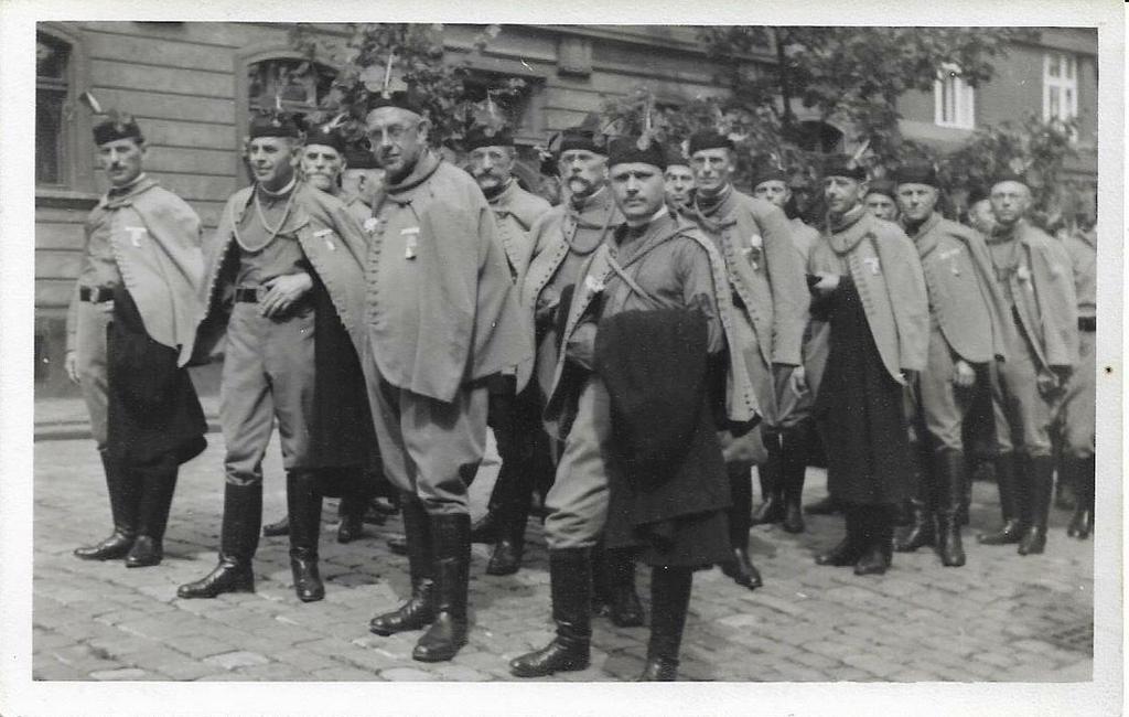 X. Všesokolský slet v roce 1938 Celkem 130 cvičících. Kronika: Rok 1937 a 1938 probíhal v přípravách na X. všesokolský slet, který se konal ve dnech 3. - 6.7. 1938 v Praze.
