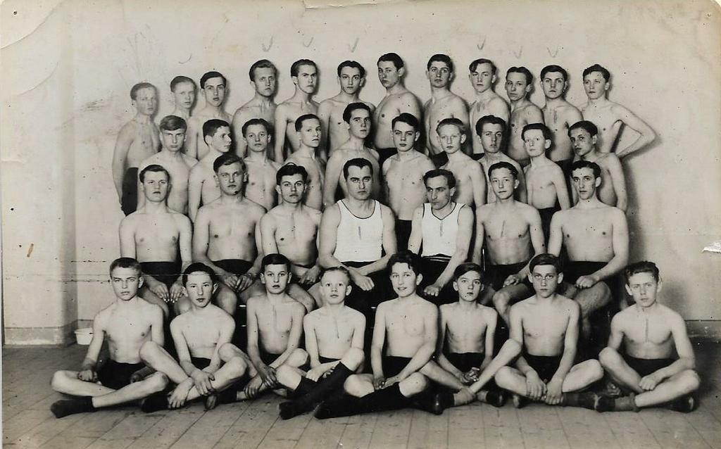Čísla praví, že se průvodu Celkem 290 cvičících, z toho 52 mužů, 85 žen, zúčastnilo 75.000 mužů a žen v krojích, 9.