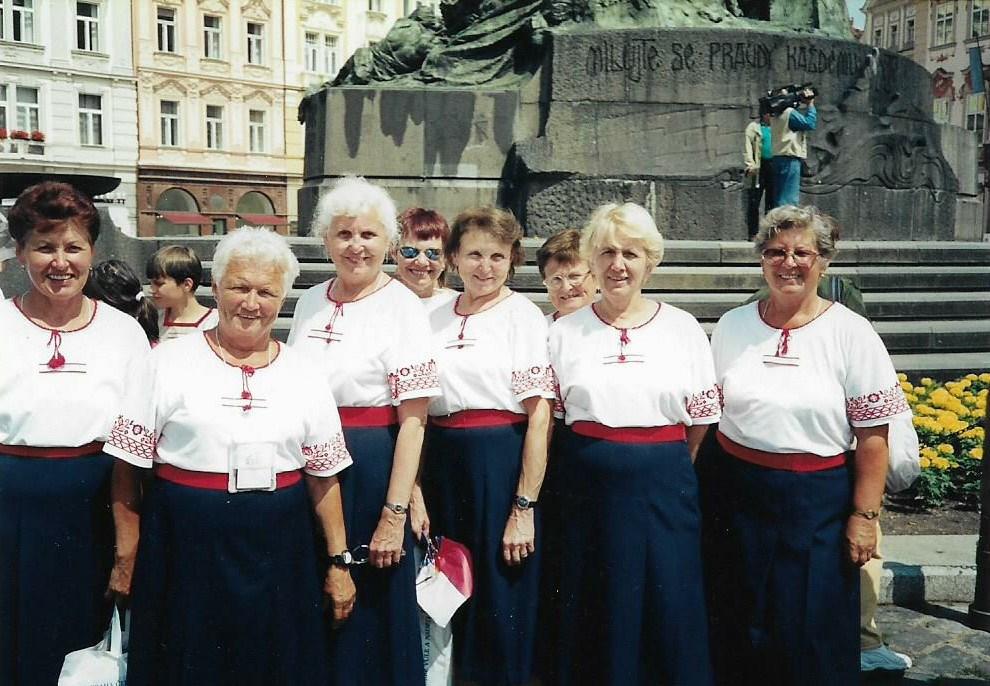 XIII. Všesokolský slet v roce 2000 pod Strahovským stadionem. 1.7. nadešel den prvního vystoupení, 2.7. byl uspořádán dopoledne průvod a to je zážitek, který se musí prožít Celkem 9 cvičících starší ženy 9 Kronika: XIII.