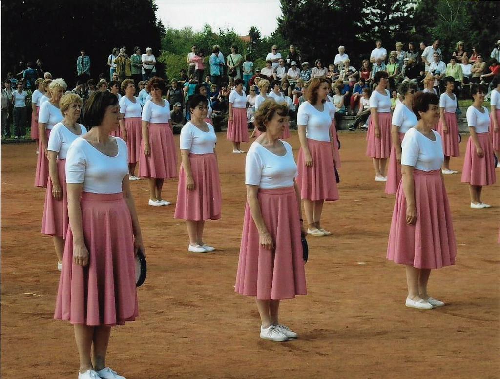Ani naše ženy nezůstaly stranou. Nacvičovala a zůstaly jen krásné vzpomínky. se skladba Věrné gardy. Vedoucí nácviku byla ses. Koláříková a další cvičenky: ses.