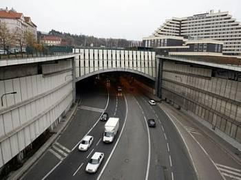 OCHRANNÝ SYSTÉM STRAHOVSKÉHO TUNELU (OSST) Zahájení stavby - 1985 (ražení průzkumné štoly od