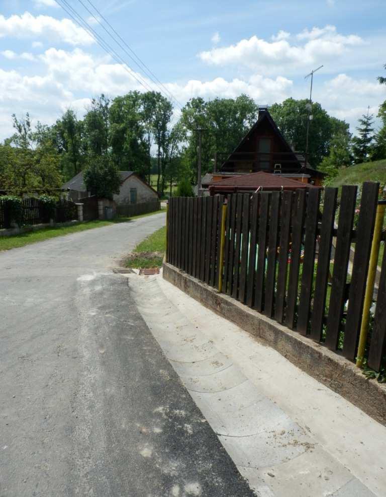 Zároveň se opravily příjezdové cesty na návsi. Cena provedených oprav byla 361 700 Kč.