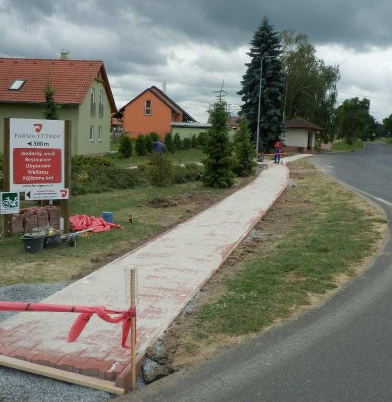 přilehlých příkopů.