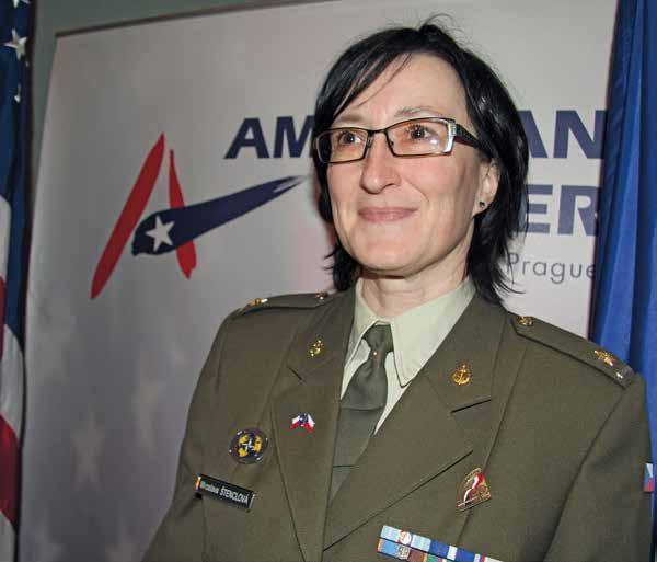 12 A report 4/2017 Armáda České republiky patří s třináctiprocentním zastoupením žen mezi přední země aliance NATO Ženy v české armádě Ještě před čtyřiceti, padesáti lety to byla vzácnost.